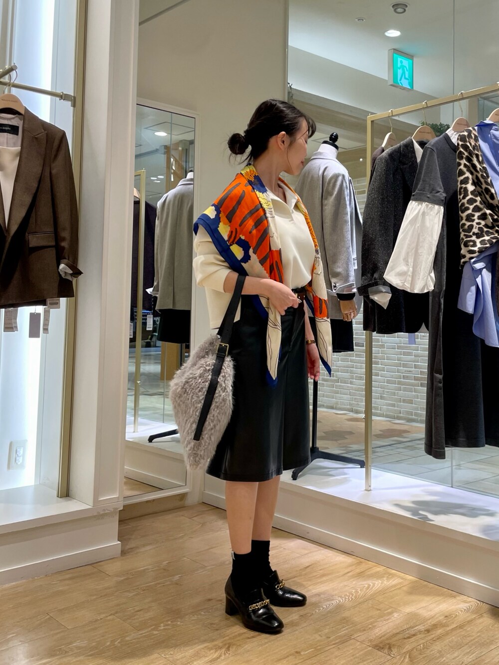 ホワイト系のTシャツ/カットソー、ブラック系のその他パンツ、ベージュ系のショルダーバッグを着用したレディースの秋コーディネートの5枚目の写真