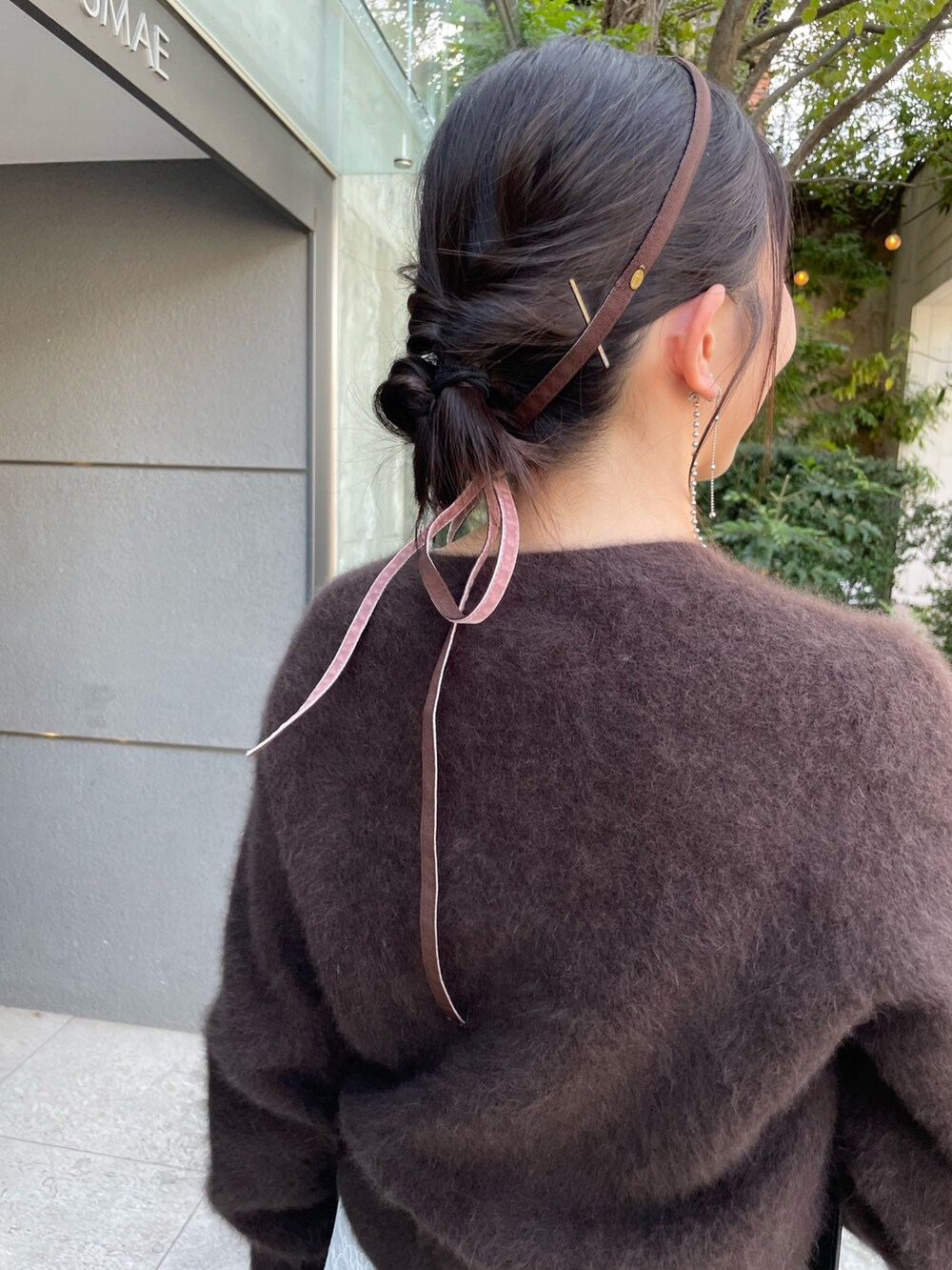 ホワイト系のシャツ/ブラウス、ブラウン系のカーディガン/ボレロ、グレー系のその他パンツを着用したレディースの秋コーディネートの8枚目の写真