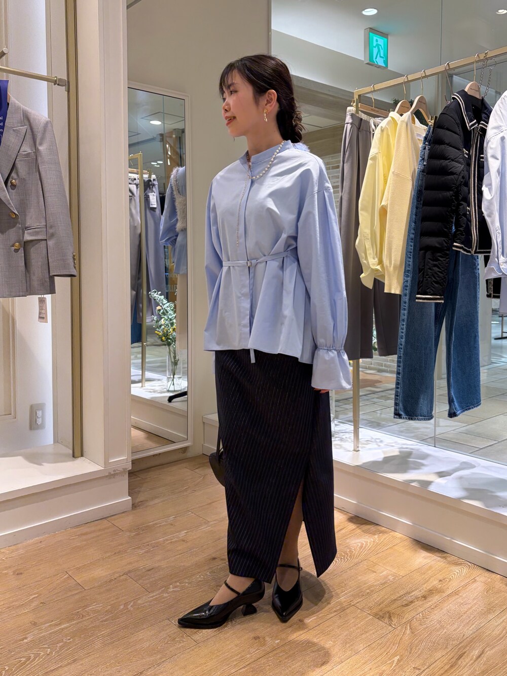 ブルー系のシャツ/ブラウス、ベージュ系のその他アウター、ブルー系のスカートを着用したレディースの冬コーディネートの5枚目の写真