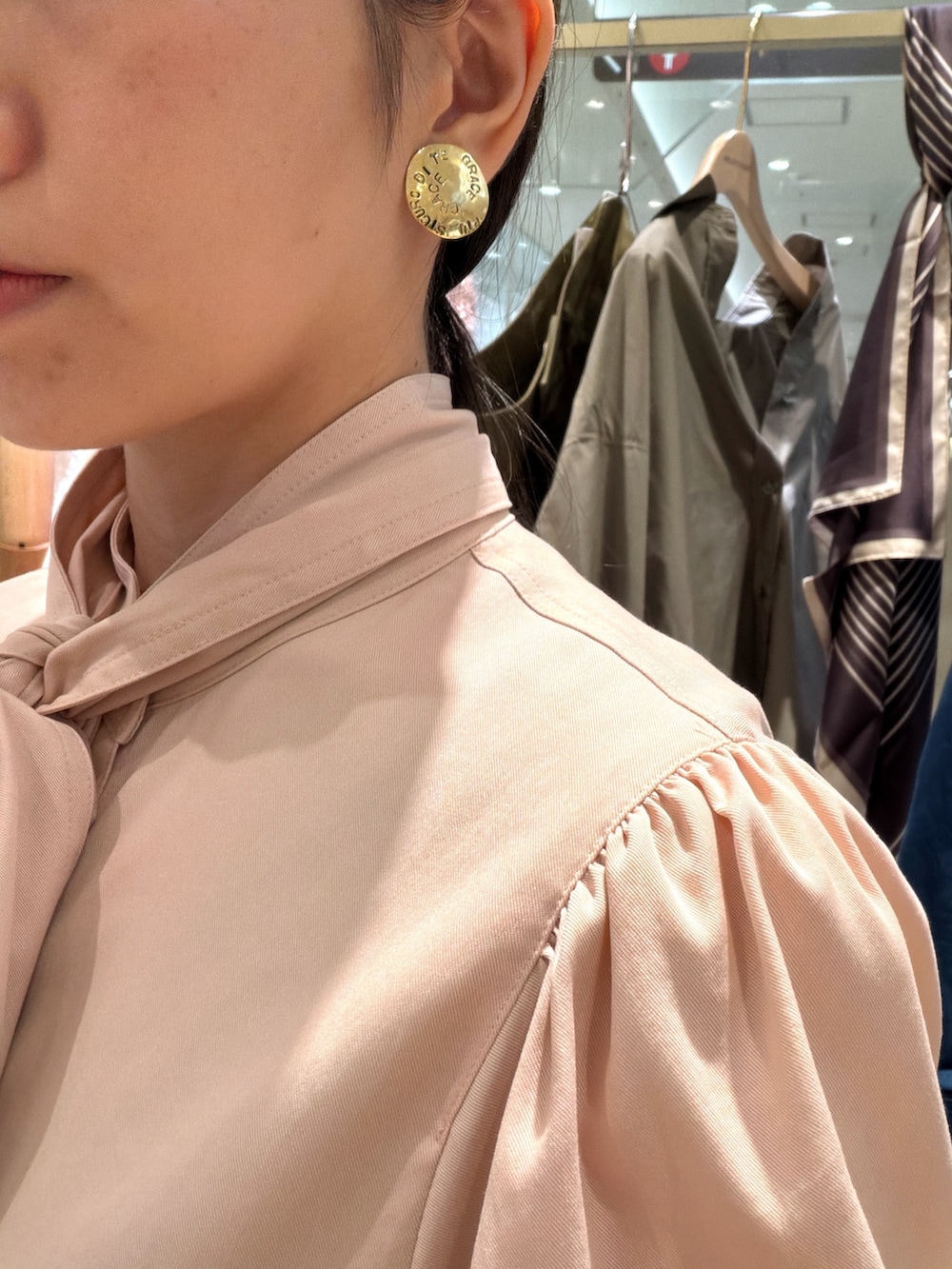 ピンク系のシャツ/ブラウス、ピンク系のその他パンツ、イエロー系のショルダーバッグを着用したレディースの夏コーディネートの4枚目の写真