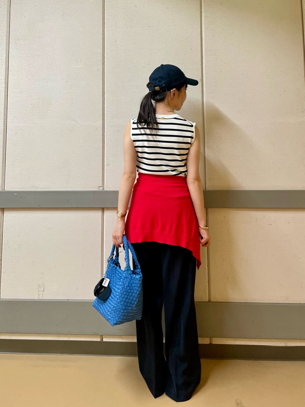 ホワイト系のニット/セーター、レッド系のカーディガン/ボレロ、ブルー系のその他パンツを着用したレディースの夏コーディネートの3枚目の写真