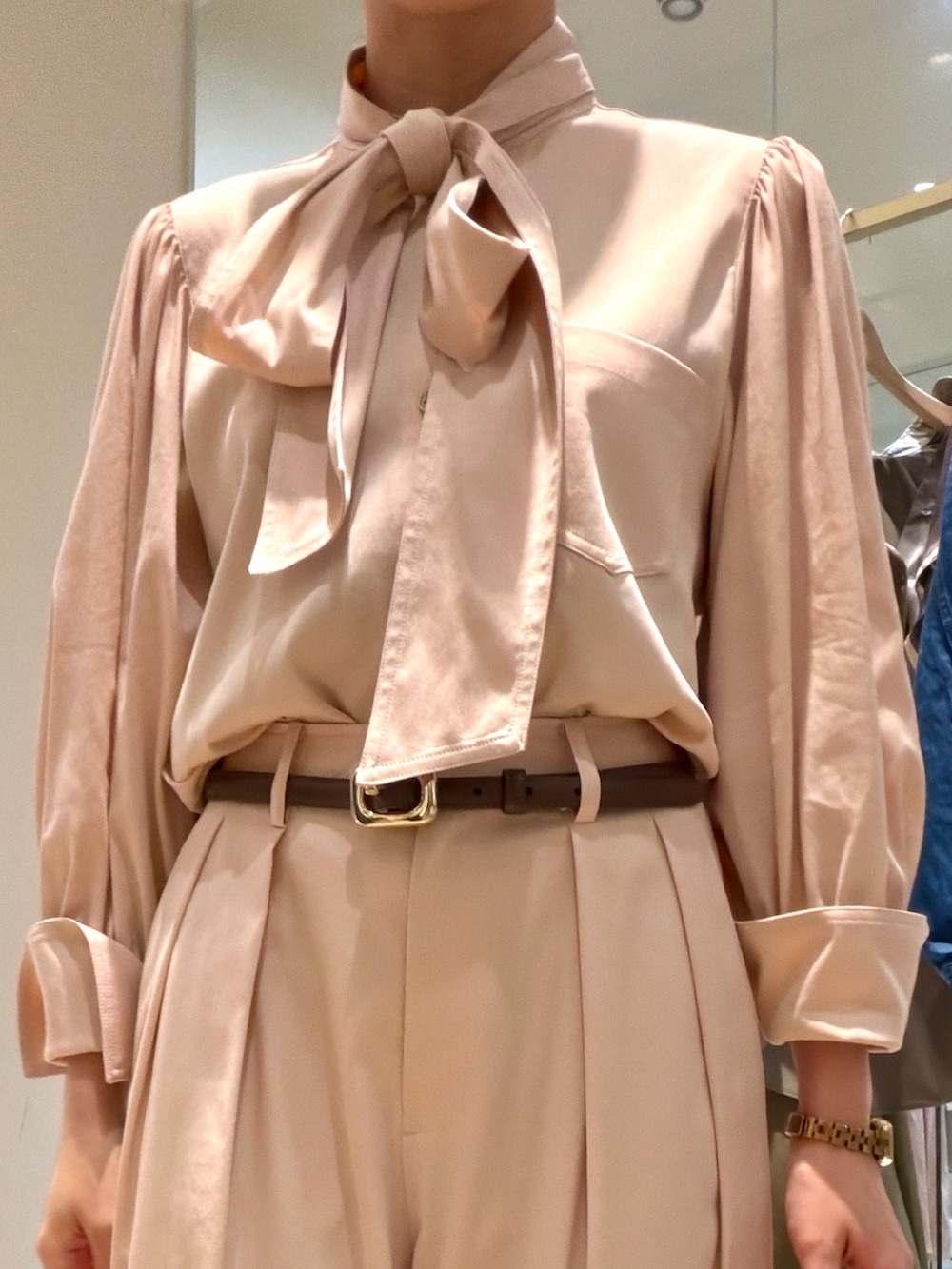 ピンク系のシャツ/ブラウス、ピンク系のその他パンツ、イエロー系のショルダーバッグを着用したレディースの夏コーディネートの5枚目の写真