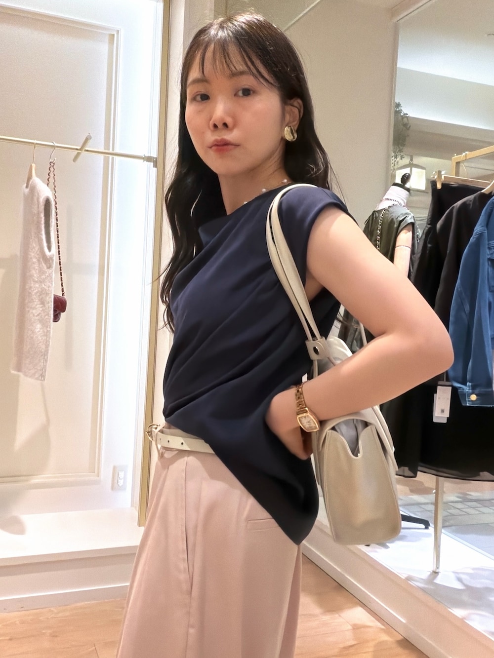 ホワイト系のトートバッグ、ピンク系のその他パンツ、ブラック系のパンプスを着用したレディースの夏コーディネートの6枚目の写真