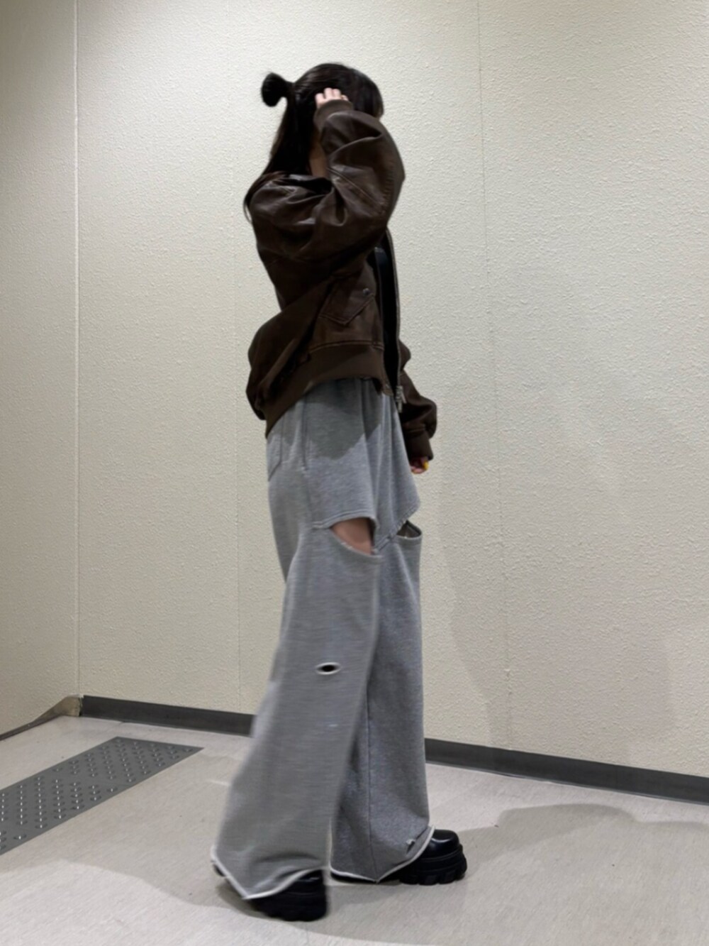 ブラック系のブーツ、ブラウン系のブルゾン、ブラック系のTシャツ/カットソーを着用したレディースの秋コーディネートの5枚目の写真