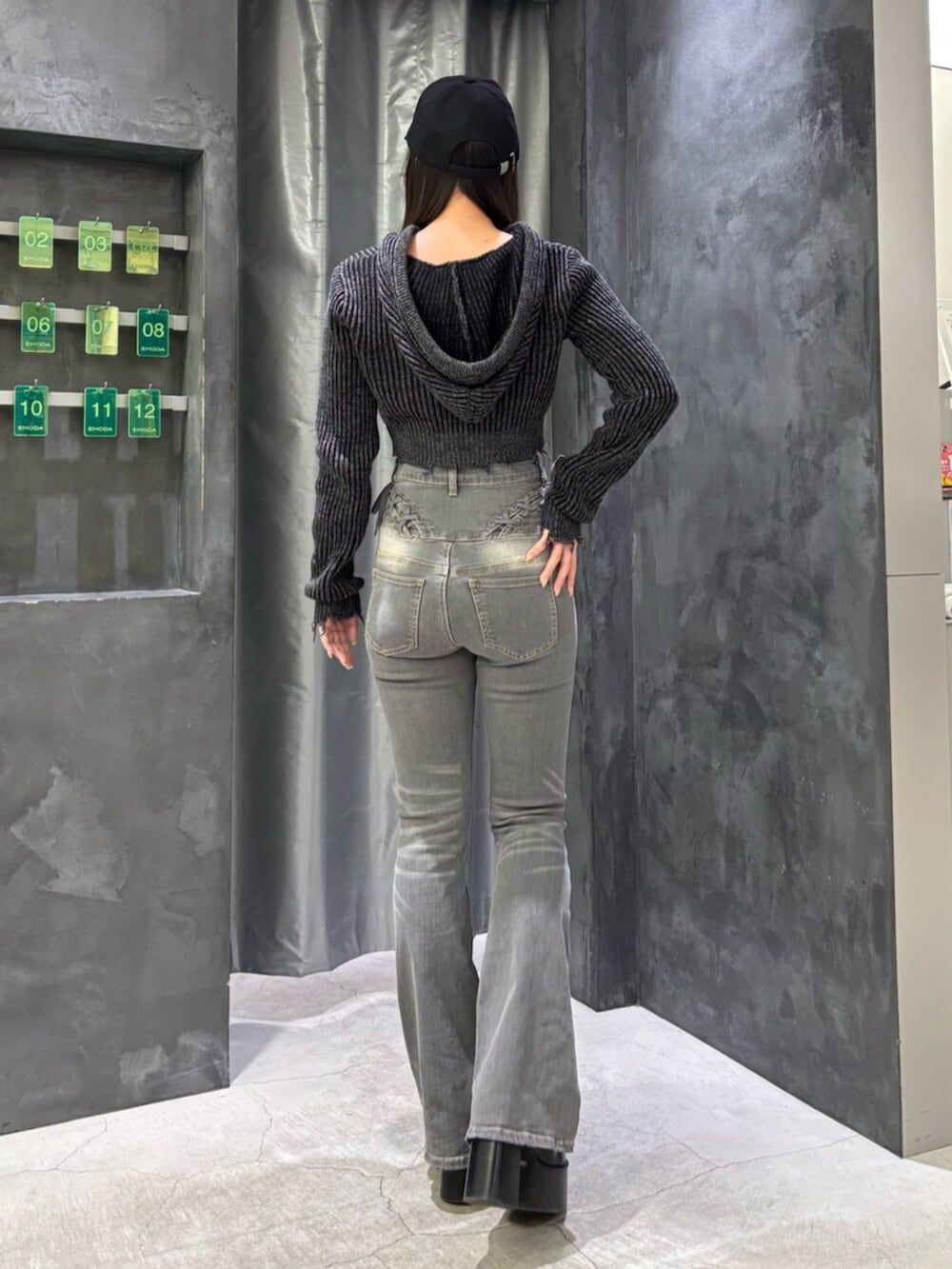 ブラック系のブーツ、グレー系のデニムパンツ、ブラック系のニット/セーターを着用したレディースの冬コーディネートの3枚目の写真