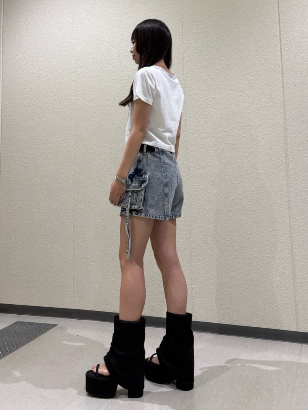 ホワイト系のTシャツ/カットソー、ブルー系のその他パンツ、ブラック系のサンダルを着用したレディースの夏コーディネートの2枚目の写真