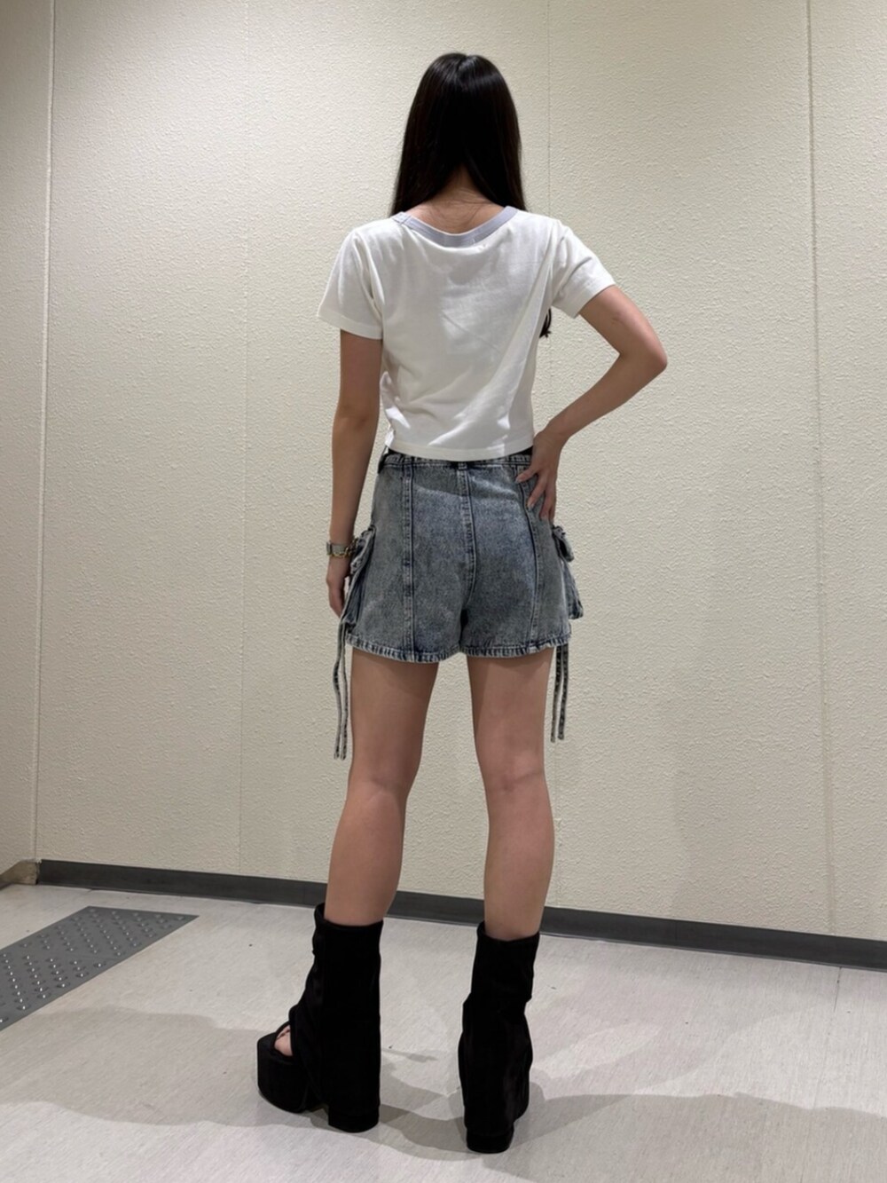 ホワイト系のTシャツ/カットソー、ブルー系のその他パンツ、ブラック系のサンダルを着用したレディースの夏コーディネートの3枚目の写真