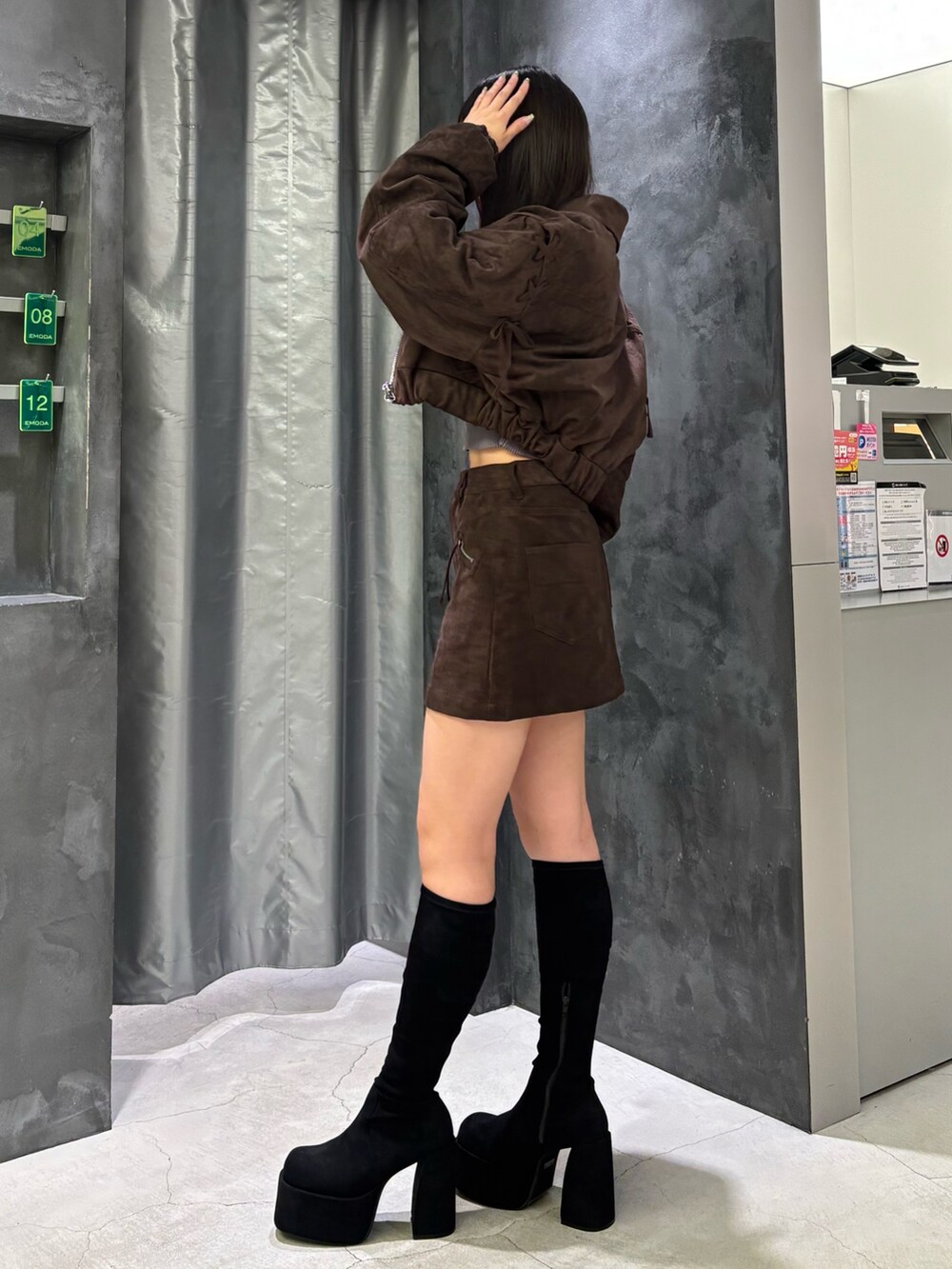 ブラウン系のブルゾン、グレー系のニット/セーター、ブラウン系のスカートを着用したレディースの秋コーディネートの2枚目の写真