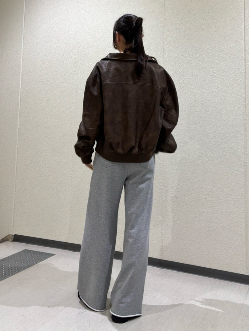 ブラック系のブーツ、ブラウン系のブルゾン、ブラック系のTシャツ/カットソーを着用したレディースの秋コーディネートの2枚目の写真