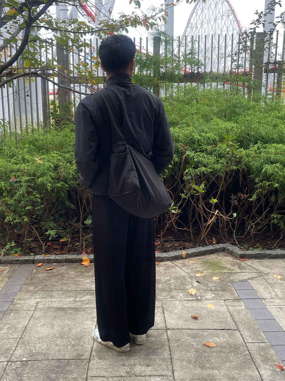 ブラック系のその他パンツ、ホワイト系のスニーカー、ブラック系のジャケット/アウターを着用したメンズの秋コーディネートの3枚目の写真