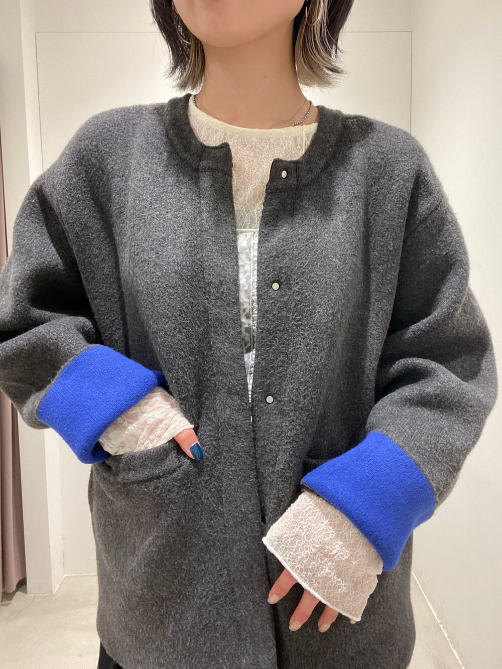 その他のその他アウター、ブラック系のスカート、ブラック系のその他シューズを着用したレディースの秋コーディネートの2枚目の写真