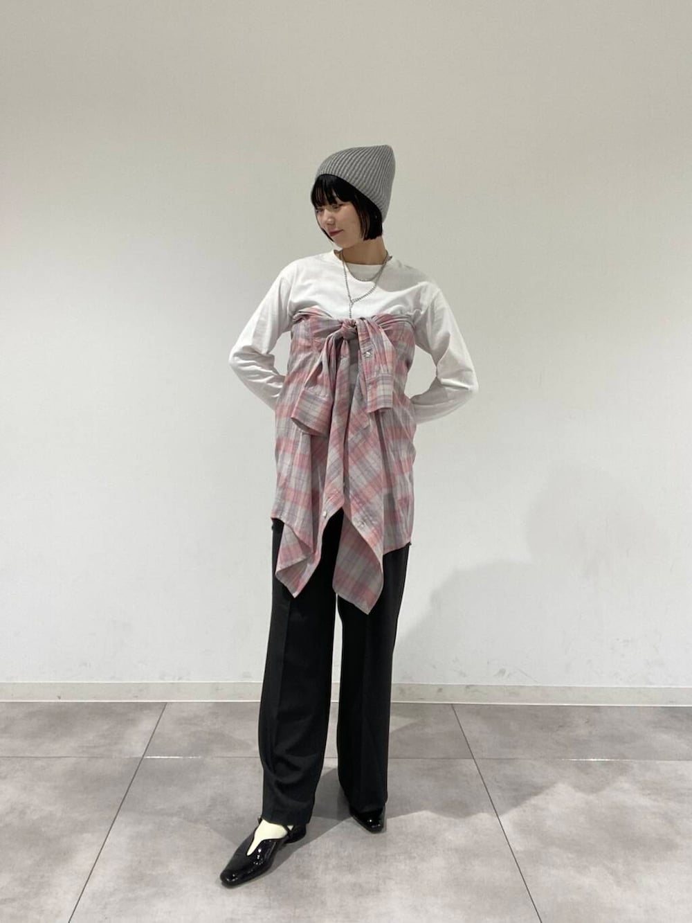 「チェックシャツ、RODESKO、KBF、レイヤードスタイル、senseofplace、春カラーコーデ」｜「SENSE OF PLACE by URBAN RESEARCHのメタリックヤーンバッグ（ハンドバッグ、シルバー系）」を使った、tsucchiiiiさん（レディース・162cm）の春コーディネートの2枚目の写真