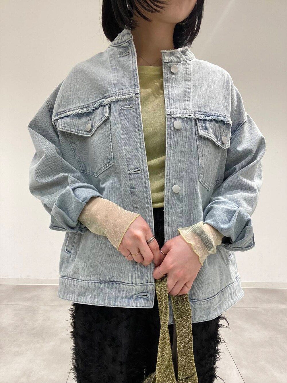「RODESKO、senseofplace、デニムジャケット、シースルートップス、フリンジパンツ、グリッタートート、差し色グリーン」｜「RODE SKOのグリッターラメショッパー（トートバッグ、ゴールド系）」を使った、tsucchiiiiさん（レディース・162cm）の冬コーディネートの2枚目の写真