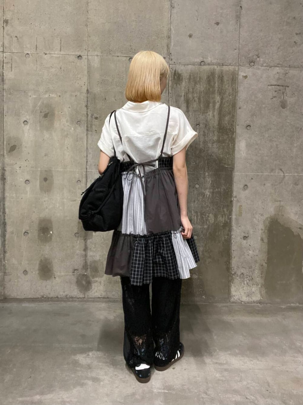 「モノトーン、スポーツミックス、KBF、senseofplace」｜「SENSE OF PLACE by URBAN RESEARCHのサイドラインコードレースパンツ（その他パンツ、ブラック系）」を使った、tsucchiiiiさん（レディース・162cm）の春コーディネートの2枚目の写真