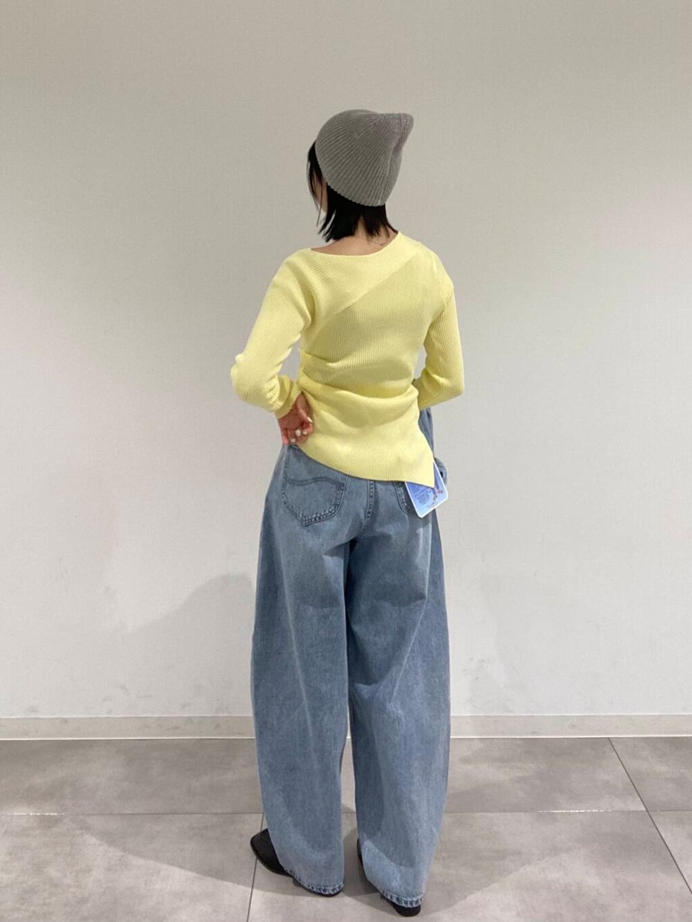 「KBF、senseofplace、デニムジャケット、カジュアルセットアップスタイル、春色ニットコーデ、lee×urbanresearch、101lee100、差し色イエロー」｜「SENSE OF PLACE by URBAN RESEARCHのコインローファー（ローファー、ブラック系）」を使った、tsucchiiiiさん（レディース・162cm）の春コーディネートの3枚目の写真