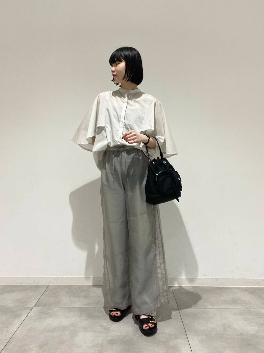 「RODESKO、KBF、レイヤードスタイル、senseofplace、休日スタイル、サンダルコーデ」｜「SENSE OF PLACE by URBAN RESEARCHのハイウエストストレートデニム（デニムパンツ、ブルー系）」を使った、tsucchiiiiさん（レディース・162cm）の春コーディネートの2枚目の写真