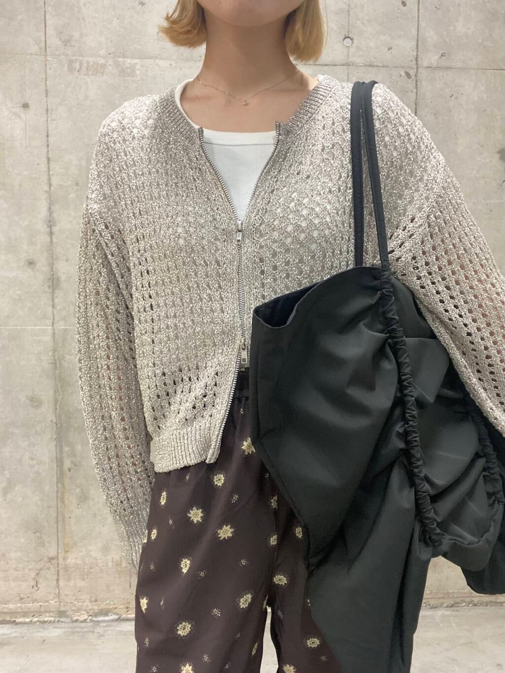 「KBF、senseofplace」｜「KBFのビッグショルダーギャザーBAG（ショルダーバッグ、ブラック系）」を使った、tsucchiiiiさん（レディース・162cm）の夏コーディネートの2枚目の写真