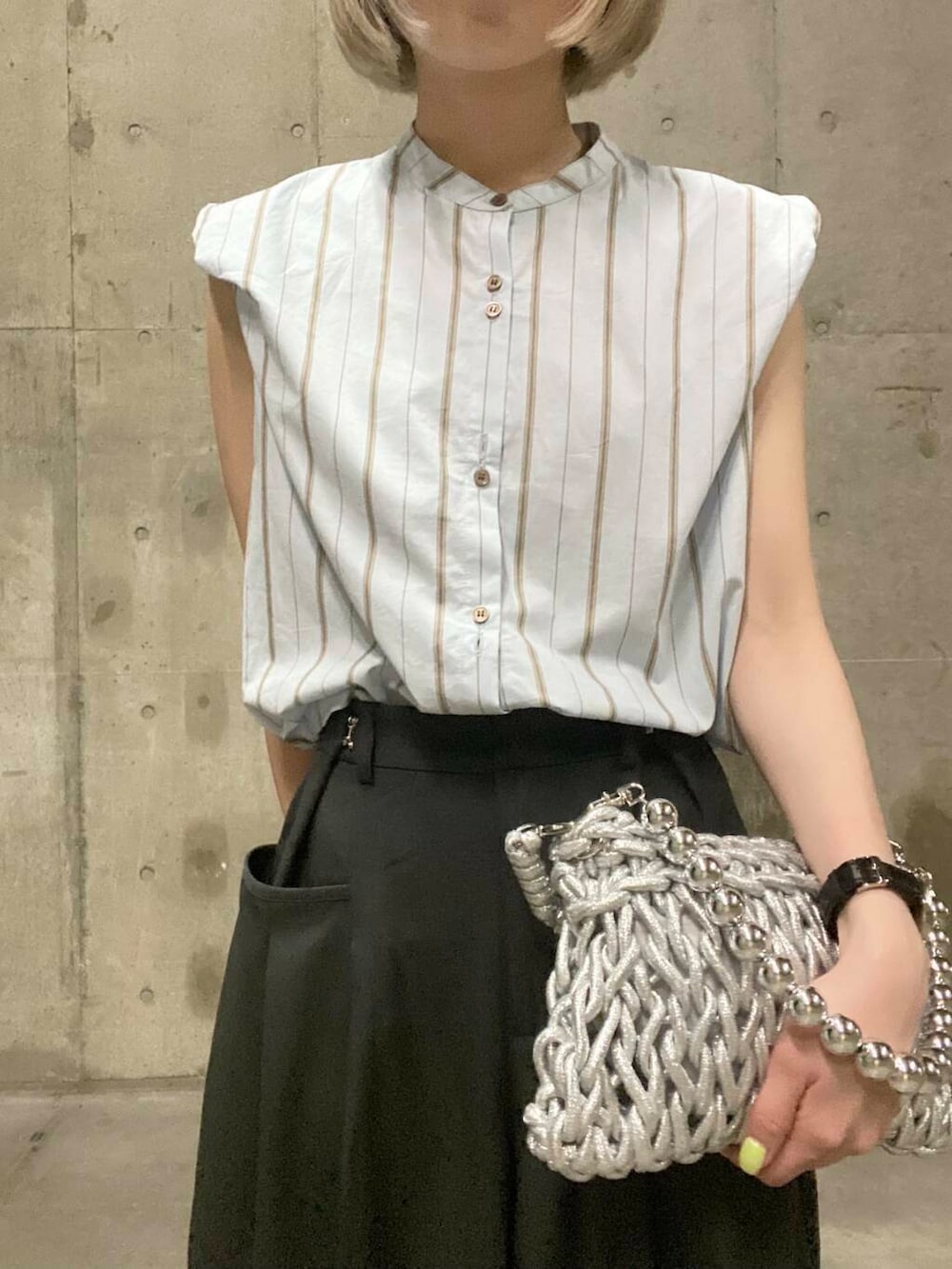 「ワイドパンツ、RODESKO、ノースリーブ、senseofplace、ストライプブラウス、ボールチェーンバッグ」｜「RODE SKOのボールチェーン付き編み込みバッグ（ハンドバッグ、シルバー系）」を使った、tsucchiiiiさん（レディース・162cm）の夏コーディネートの3枚目の写真