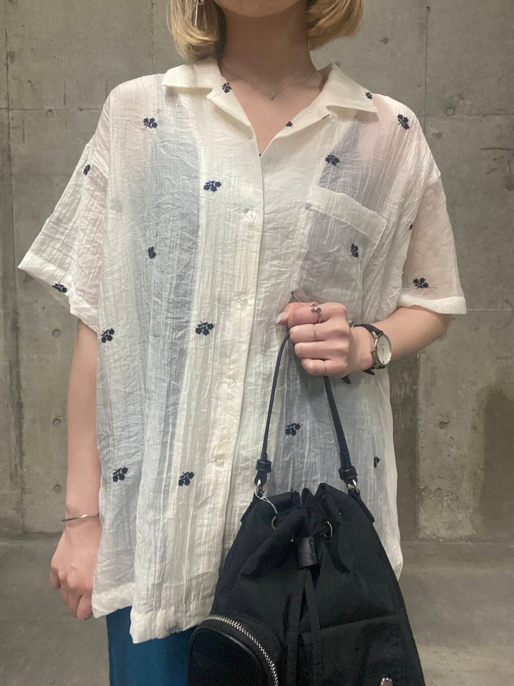 「KBF、senseofplace、暑い、インド刺繍、夏カラーコーデ、トレンドシアーアイテム」｜「SENSE OF PLACE by URBAN RESEARCHの撥水2WAYマルチポケットナイロンバッグ（ショルダーバッグ、ブラック系）」を使った、tsucchiiiiさん（レディース・162cm）の夏コーディネートの2枚目の写真
