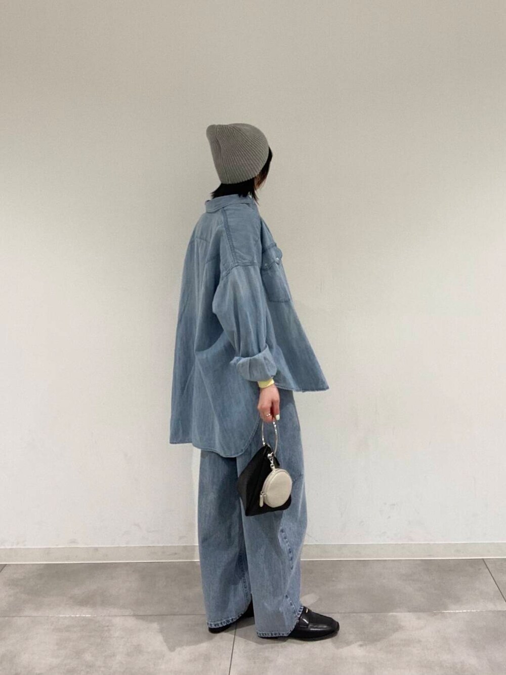 「KBF、senseofplace、デニムジャケット、カジュアルセットアップスタイル、春色ニットコーデ、lee×urbanresearch、101lee100、差し色イエロー」｜「SENSE OF PLACE by URBAN RESEARCHのコインローファー（ローファー、ブラック系）」を使った、tsucchiiiiさん（レディース・162cm）の春コーディネートの2枚目の写真