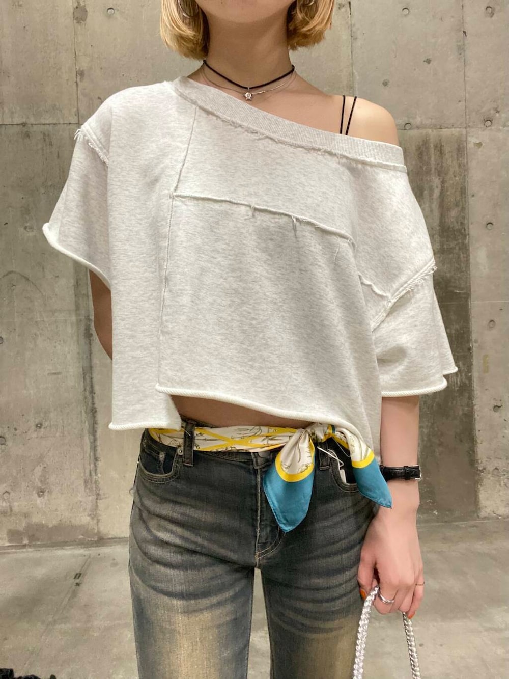「スカーフアレンジ、SMELLY、senseofplace、サンダルコーデ、ローライズデニム」｜「SENSE OF PLACE by URBAN RESEARCHのメタリックヤーンバッグ（ハンドバッグ、シルバー系）」を使った、tsucchiiiiさん（レディース・162cm）の春コーディネートの2枚目の写真