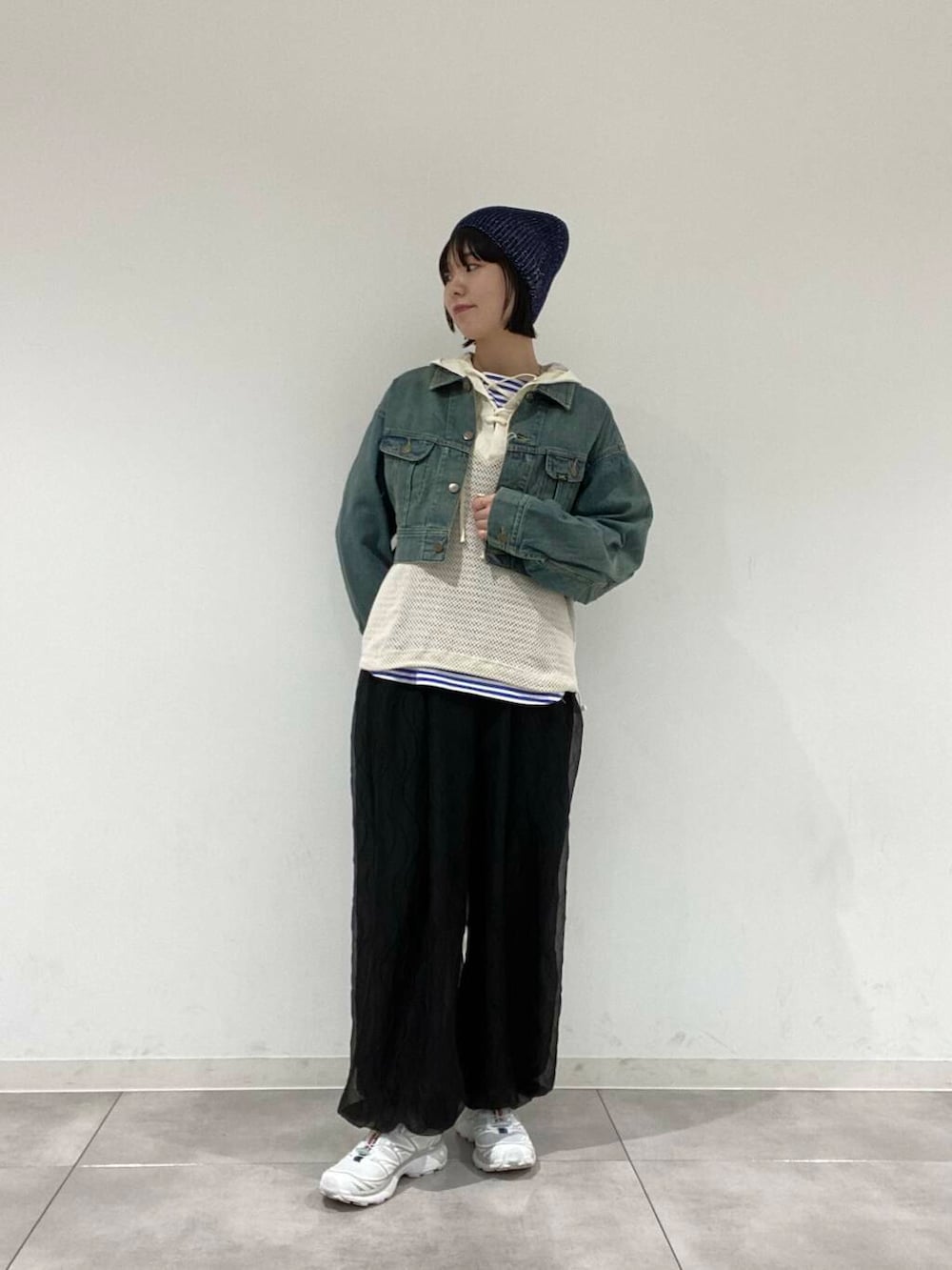 「lee、KBF、senseofplace、休日スタイル、デニムジャケット、メッシュ、バルーンパンツ、フーディトップス」|「SENSE OF PLACE by URBAN RESEARCHの『別注』Lee101×SENSE OF PLACE JACKET(デニムジャケット、グリーン系)」を使った、tsucchiiiiさん(レディース・162cm)の春コーディネートの2枚目の写真