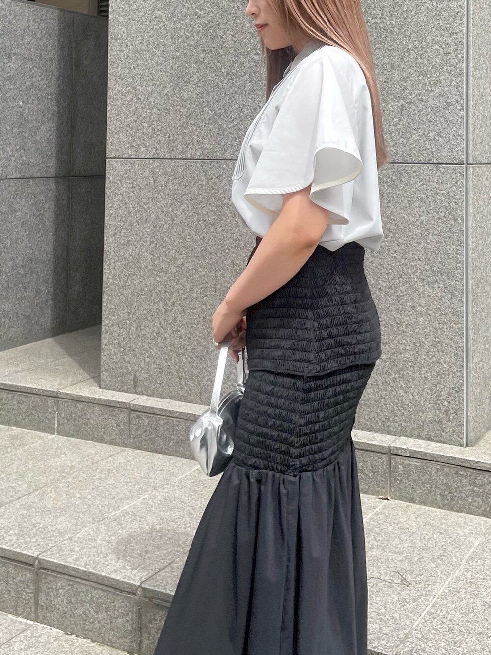 グレー系のシャツ/ブラウスを着用したレディースの春コーディネートの4枚目の写真