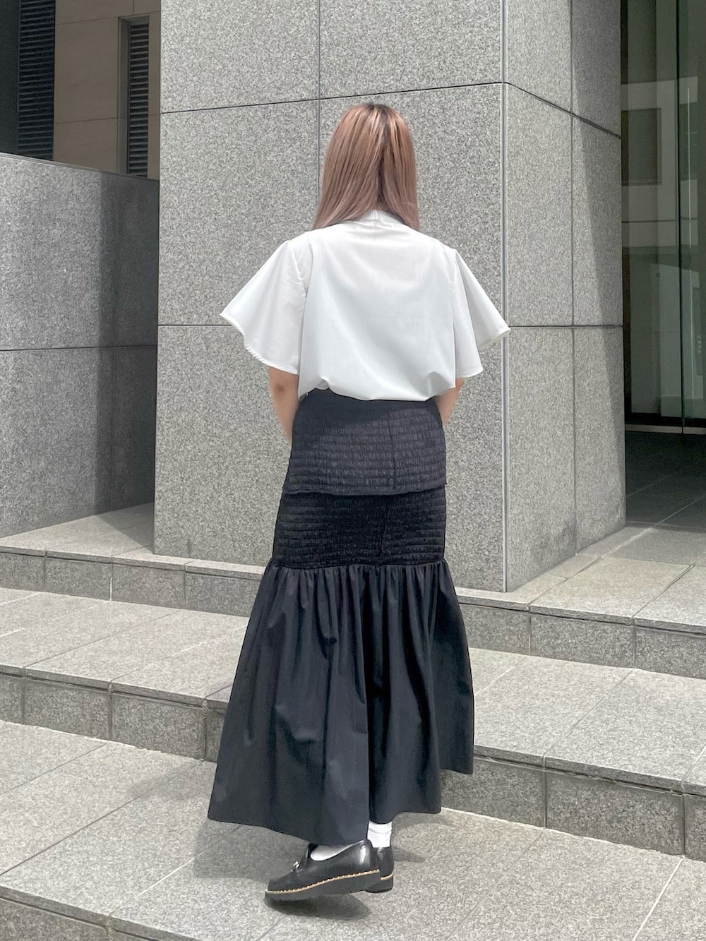 グレー系のシャツ/ブラウスを着用したレディースの春コーディネートの2枚目の写真