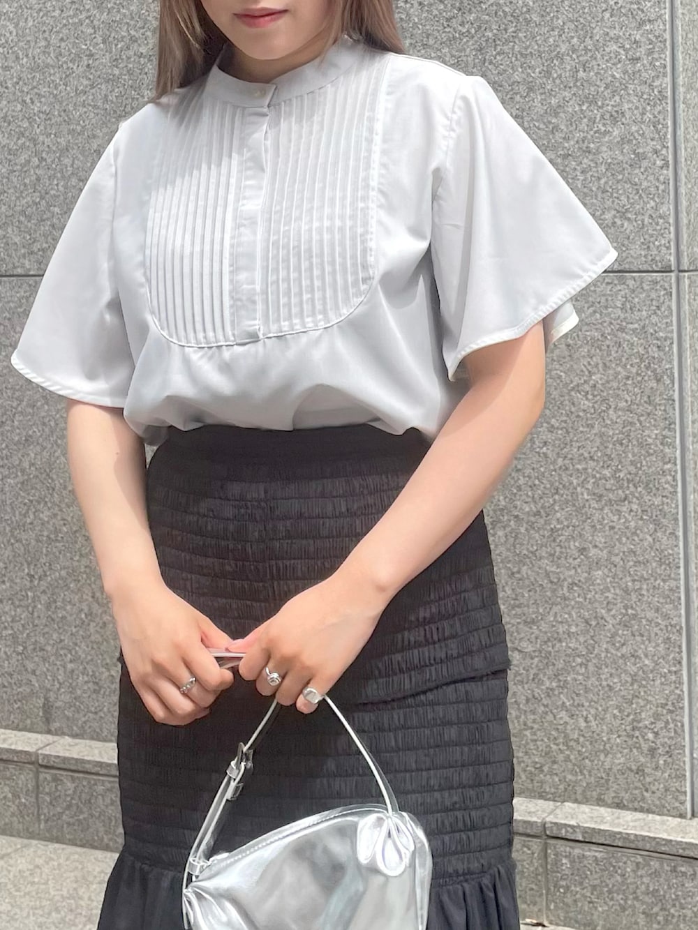 グレー系のシャツ/ブラウスを着用したレディースの春コーディネートの3枚目の写真