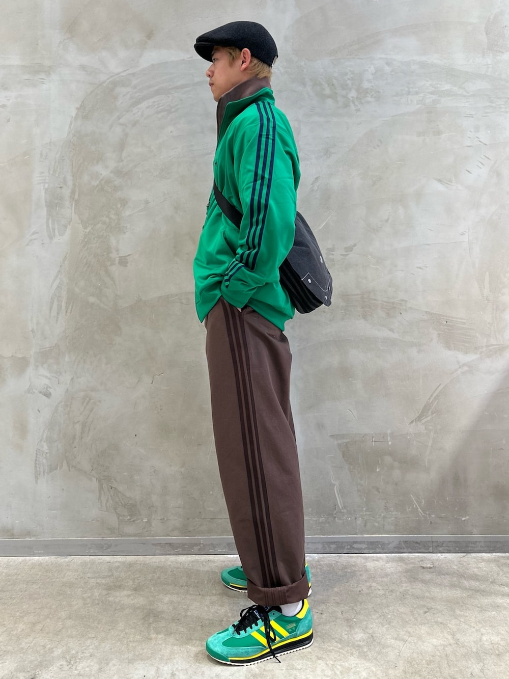 「スニーカー、チノパン、ショルダーバッグ、adidas、アディダス、adidas originals、トラックジャケット、ベッケンバウアー、スリーストライプス、トラックトップ」｜「adidasのトラックジャケット（ジェンダーニュートラル）（ジャージ、グリーン系）」を使った、TMさん（メンズ・180cm）の春コーディネートの2枚目の写真