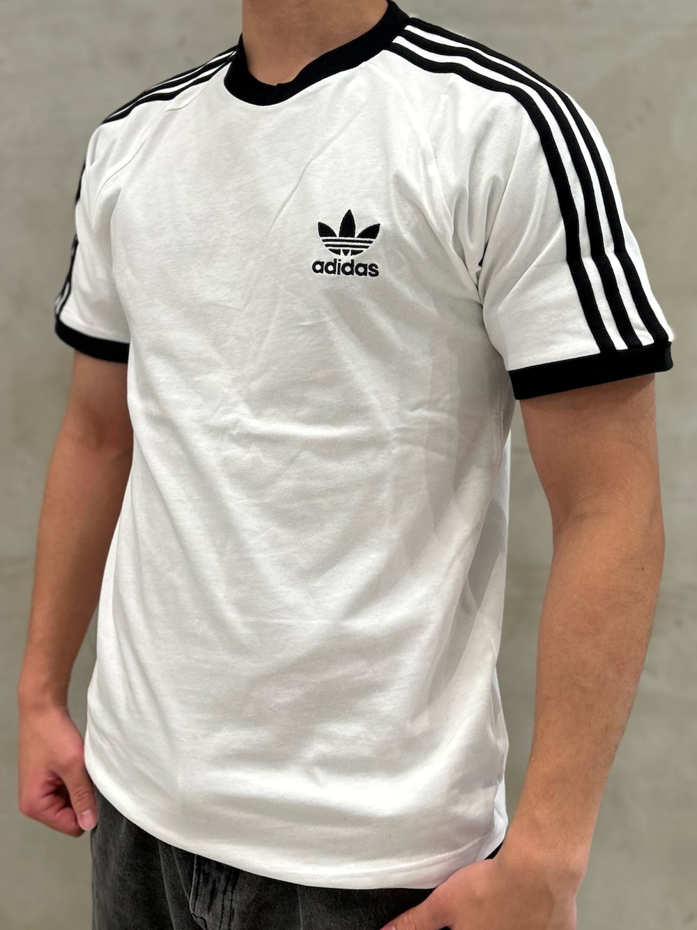 「スニーカー、Tシャツ、adidas、アディダス、ナイロンジャケット、adidas originals、ウインドブレーカー、アディカラー、レスポンス」｜「adidasのモントリオール 総柄プリント ウインドブレーカー（ナイロンジャケット、ブラック系）」を使った、TMさん（メンズ・180cm）の冬コーディネートの4枚目の写真