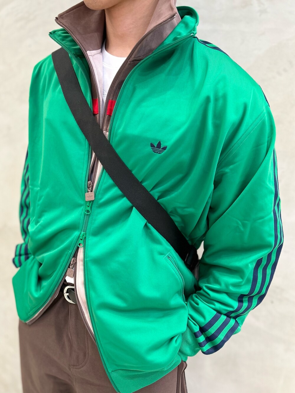 「スニーカー、チノパン、ショルダーバッグ、adidas、アディダス、adidas originals、トラックジャケット、ベッケンバウアー、スリーストライプス、トラックトップ」｜「adidasのトラックジャケット（ジェンダーニュートラル）（ジャージ、グリーン系）」を使った、TMさん（メンズ・180cm）の春コーディネートの4枚目の写真