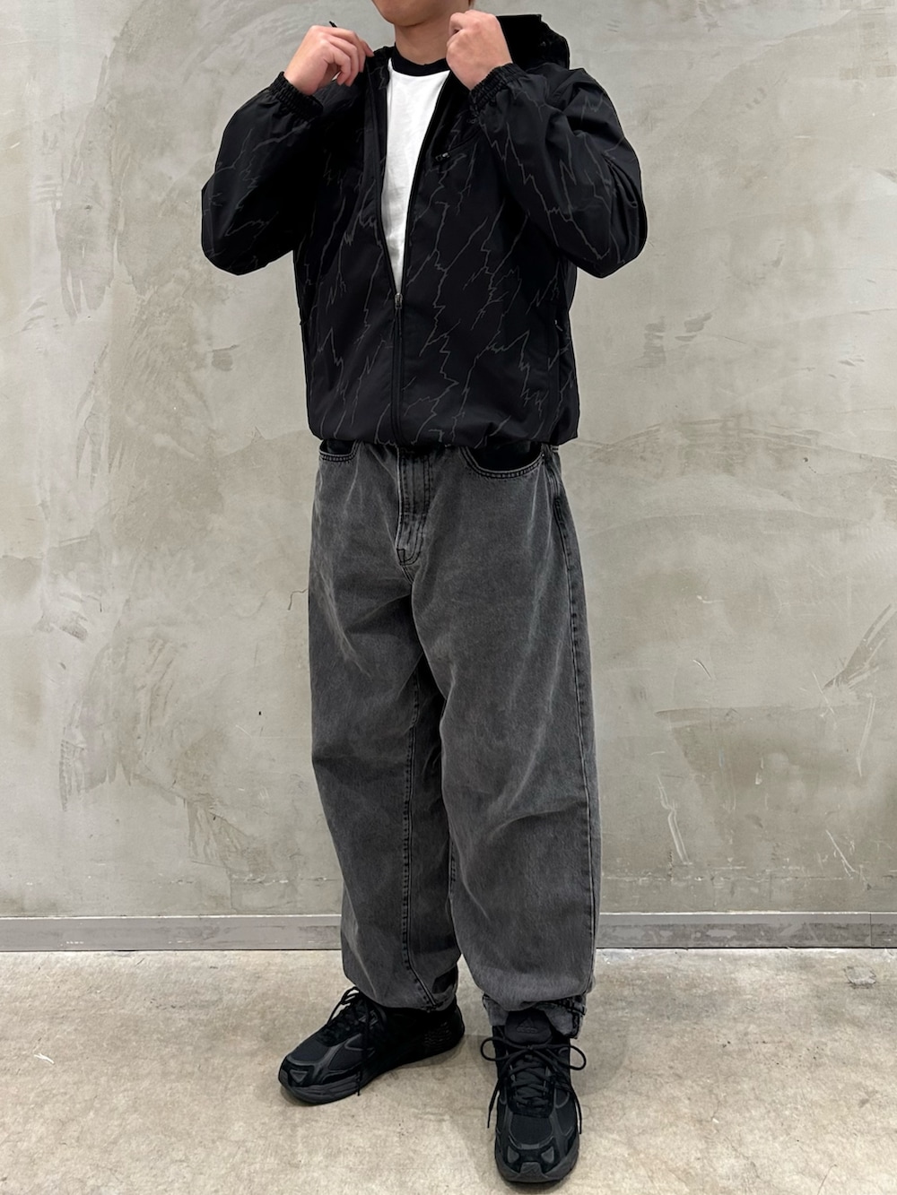 「スニーカー、Tシャツ、adidas、アディダス、ナイロンジャケット、adidas originals、ウインドブレーカー、アディカラー、レスポンス」｜「adidasのモントリオール 総柄プリント ウインドブレーカー（ナイロンジャケット、ブラック系）」を使った、TMさん（メンズ・180cm）の冬コーディネートの2枚目の写真