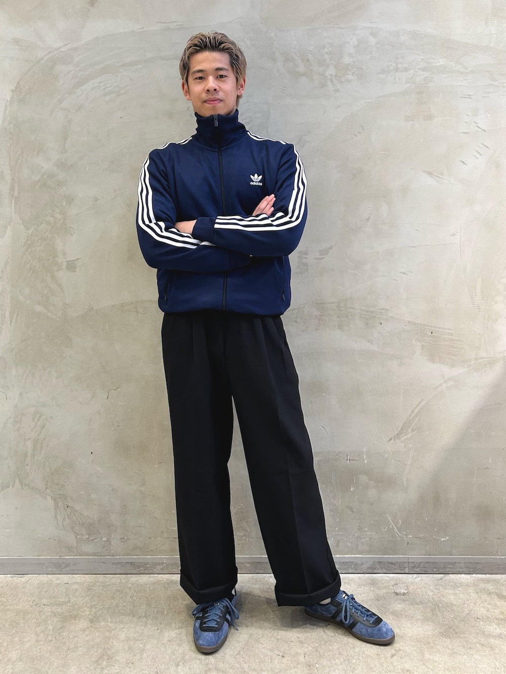「スニーカー、ジャケット、adidas、ジャージ、アディダス、ロンドン、adidas originals、トラックジャケット、ベッケンバウアー、アディカラー」｜「adidasのアディカラー クラシックス ベッケンバウアー トラックトップ（ジャージ）（ジャージ、ブルー系）」を使った、TMさん（メンズ・180cm）の春コーディネートの2枚目の写真
