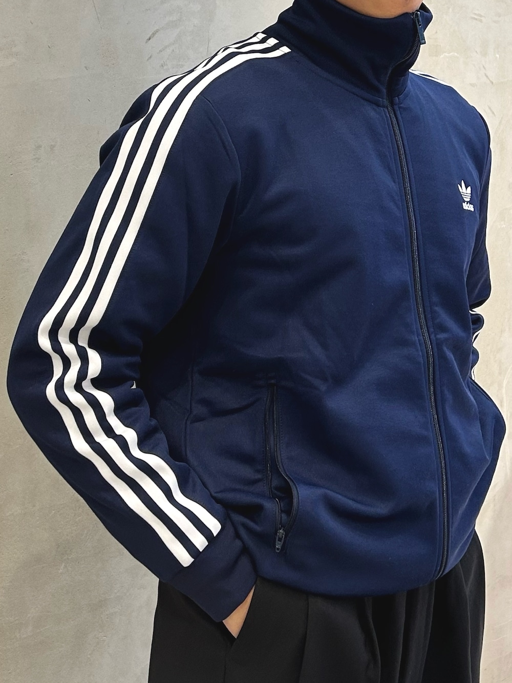 「スニーカー、ジャケット、adidas、ジャージ、アディダス、ロンドン、adidas originals、トラックジャケット、ベッケンバウアー、アディカラー」｜「adidasのアディカラー クラシックス ベッケンバウアー トラックトップ（ジャージ）（ジャージ、ブルー系）」を使った、TMさん（メンズ・180cm）の春コーディネートの3枚目の写真
