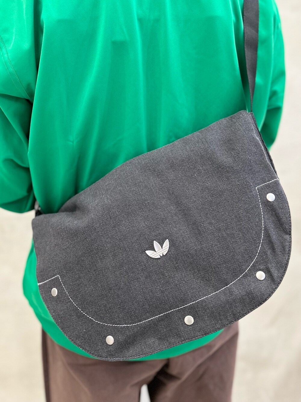 「スニーカー、チノパン、ショルダーバッグ、adidas、アディダス、adidas originals、トラックジャケット、ベッケンバウアー、スリーストライプス、トラックトップ」｜「adidasのトラックジャケット（ジェンダーニュートラル）（ジャージ、グリーン系）」を使った、TMさん（メンズ・180cm）の春コーディネートの5枚目の写真
