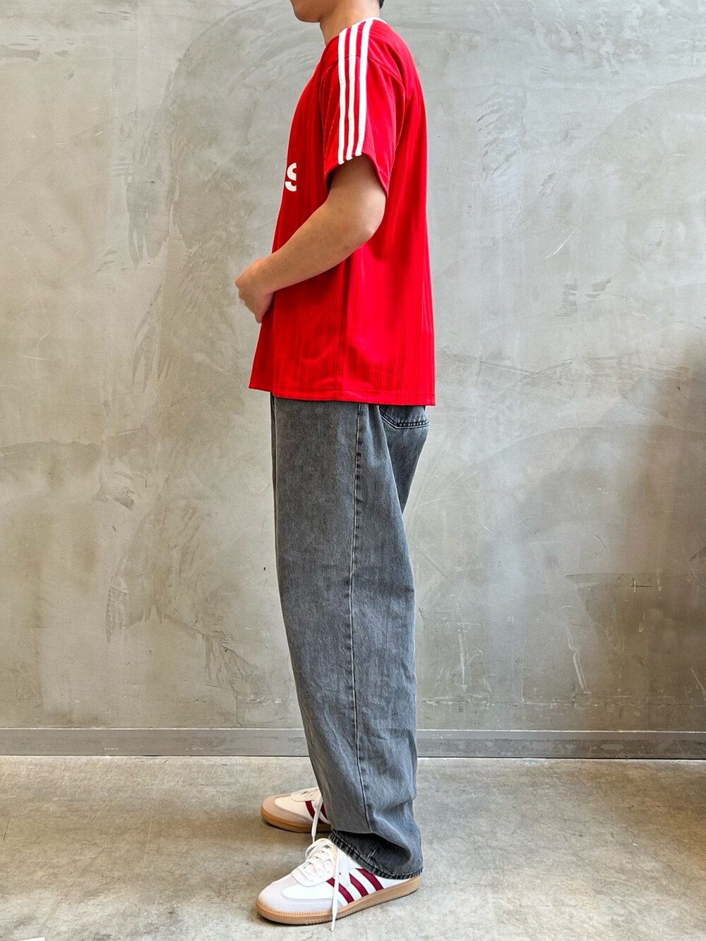 「スニーカー、Tシャツ、adidas、アディダス、adidas originals、アディダスオリジナルス、半袖Ｔシャツ、サンバ、アディカラー」｜「adidasのアディカラー 半袖Tシャツ（Tシャツ/カットソー、レッド系）」を使った、TMさん（メンズ・180cm）の春コーディネートの3枚目の写真