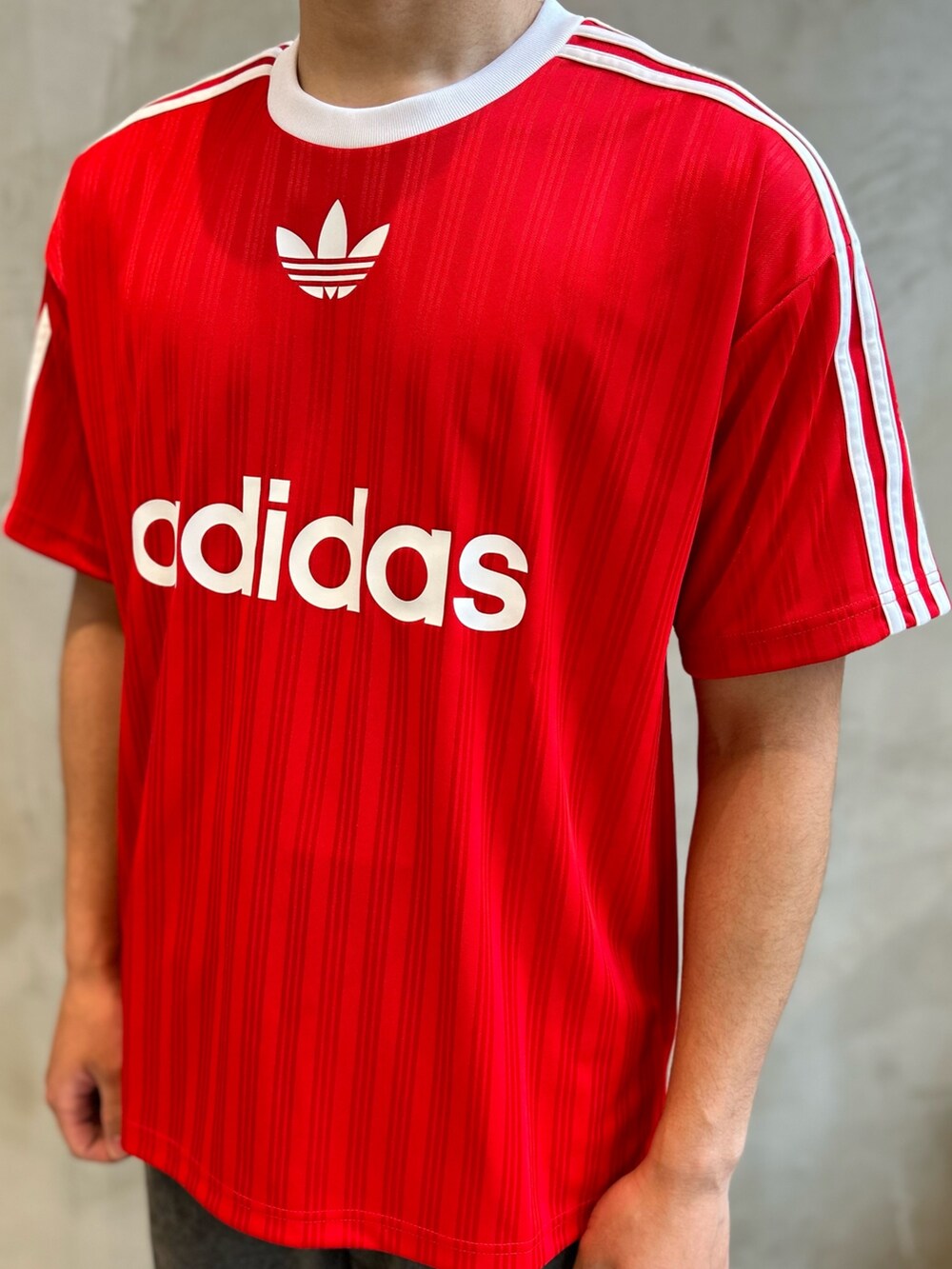 「スニーカー、Tシャツ、adidas、アディダス、adidas originals、アディダスオリジナルス、半袖Ｔシャツ、サンバ、アディカラー」｜「adidasのアディカラー 半袖Tシャツ（Tシャツ/カットソー、レッド系）」を使った、TMさん（メンズ・180cm）の春コーディネートの4枚目の写真