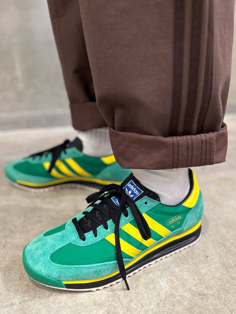 「スニーカー、チノパン、ショルダーバッグ、adidas、アディダス、adidas originals、トラックジャケット、ベッケンバウアー、スリーストライプス、トラックトップ」｜「adidasのトラックジャケット（ジェンダーニュートラル）（ジャージ、グリーン系）」を使った、TMさん（メンズ・180cm）の春コーディネートの9枚目の写真