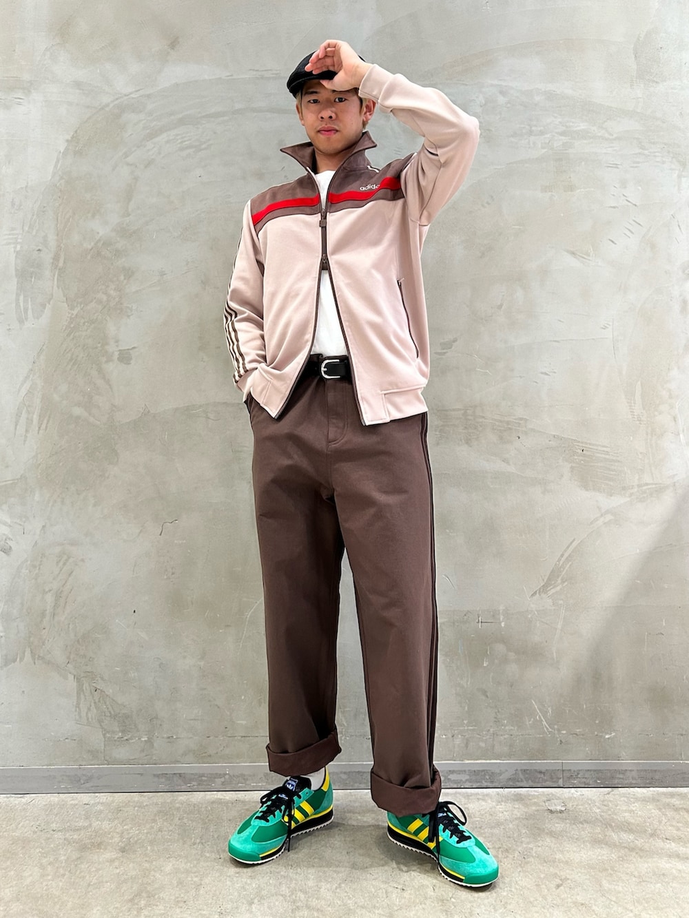 「スニーカー、チノパン、ショルダーバッグ、adidas、アディダス、adidas originals、トラックジャケット、ベッケンバウアー、スリーストライプス、トラックトップ」｜「adidasのトラックジャケット（ジェンダーニュートラル）（ジャージ、グリーン系）」を使った、TMさん（メンズ・180cm）の春コーディネートの6枚目の写真