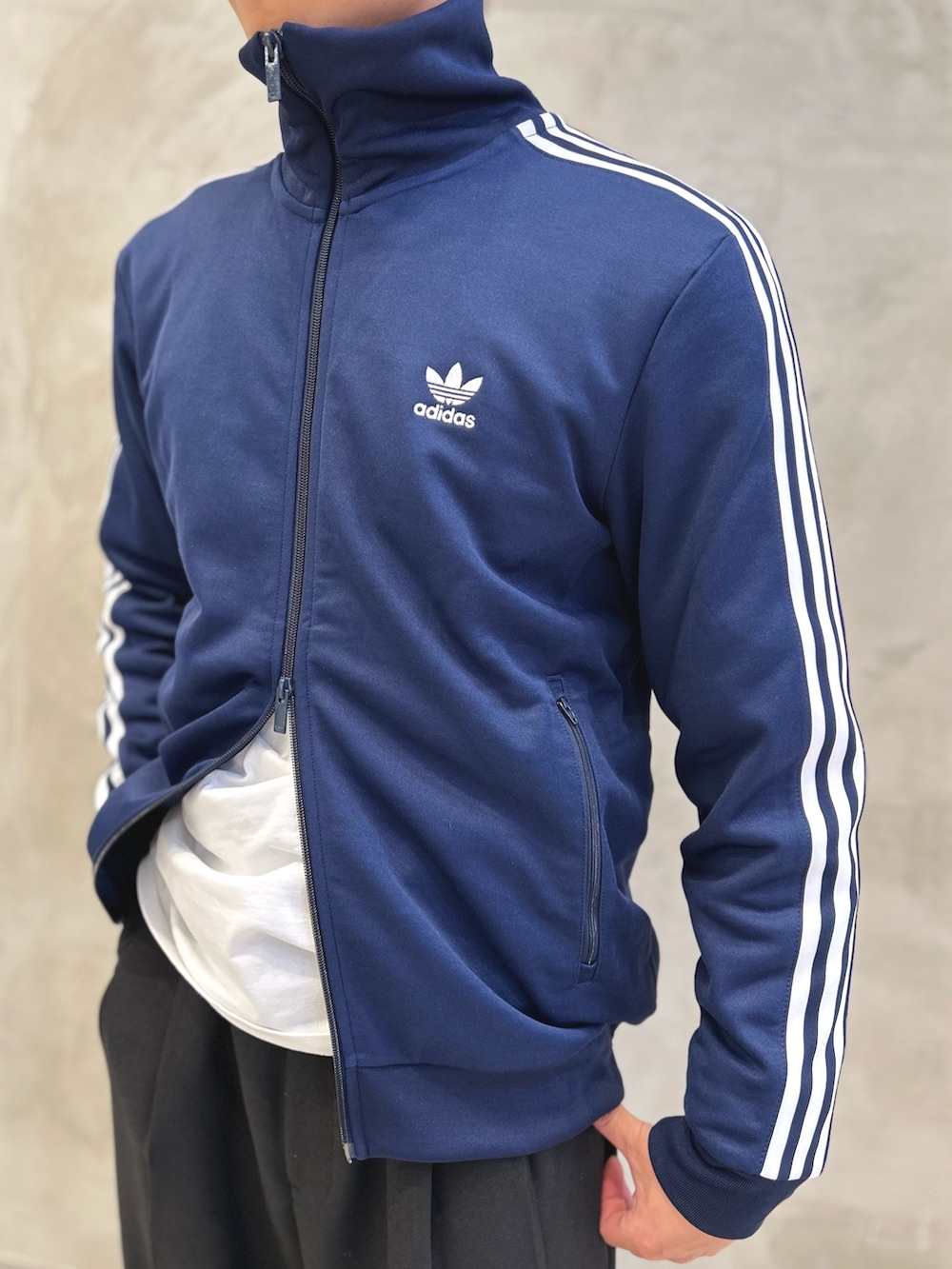 「スニーカー、ジャケット、adidas、ジャージ、アディダス、ロンドン、adidas originals、トラックジャケット、ベッケンバウアー、アディカラー」｜「adidasのアディカラー クラシックス ベッケンバウアー トラックトップ（ジャージ）（ジャージ、ブルー系）」を使った、TMさん（メンズ・180cm）の春コーディネートの5枚目の写真