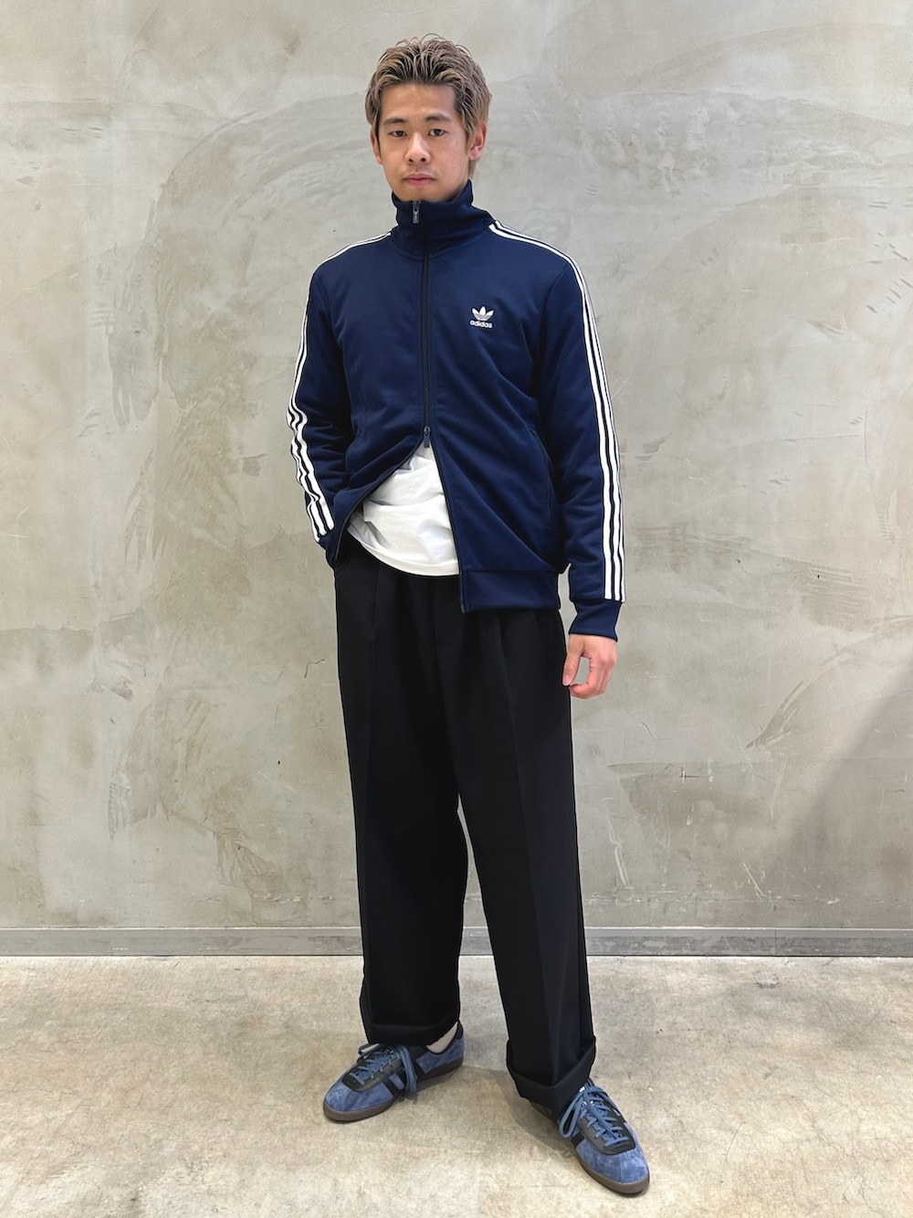 「スニーカー、ジャケット、adidas、ジャージ、アディダス、ロンドン、adidas originals、トラックジャケット、ベッケンバウアー、アディカラー」｜「adidasのアディカラー クラシックス ベッケンバウアー トラックトップ（ジャージ）（ジャージ、ブルー系）」を使った、TMさん（メンズ・180cm）の春コーディネートの4枚目の写真