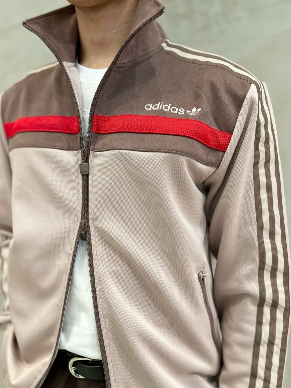 「スニーカー、チノパン、ショルダーバッグ、adidas、アディダス、adidas originals、トラックジャケット、ベッケンバウアー、スリーストライプス、トラックトップ」｜「adidasのトラックジャケット（ジェンダーニュートラル）（ジャージ、グリーン系）」を使った、TMさん（メンズ・180cm）の春コーディネートの8枚目の写真