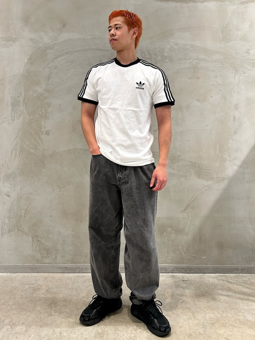 「スニーカー、Tシャツ、adidas、アディダス、ナイロンジャケット、adidas originals、ウインドブレーカー、アディカラー、レスポンス」｜「adidasのモントリオール 総柄プリント ウインドブレーカー（ナイロンジャケット、ブラック系）」を使った、TMさん（メンズ・180cm）の冬コーディネートの3枚目の写真