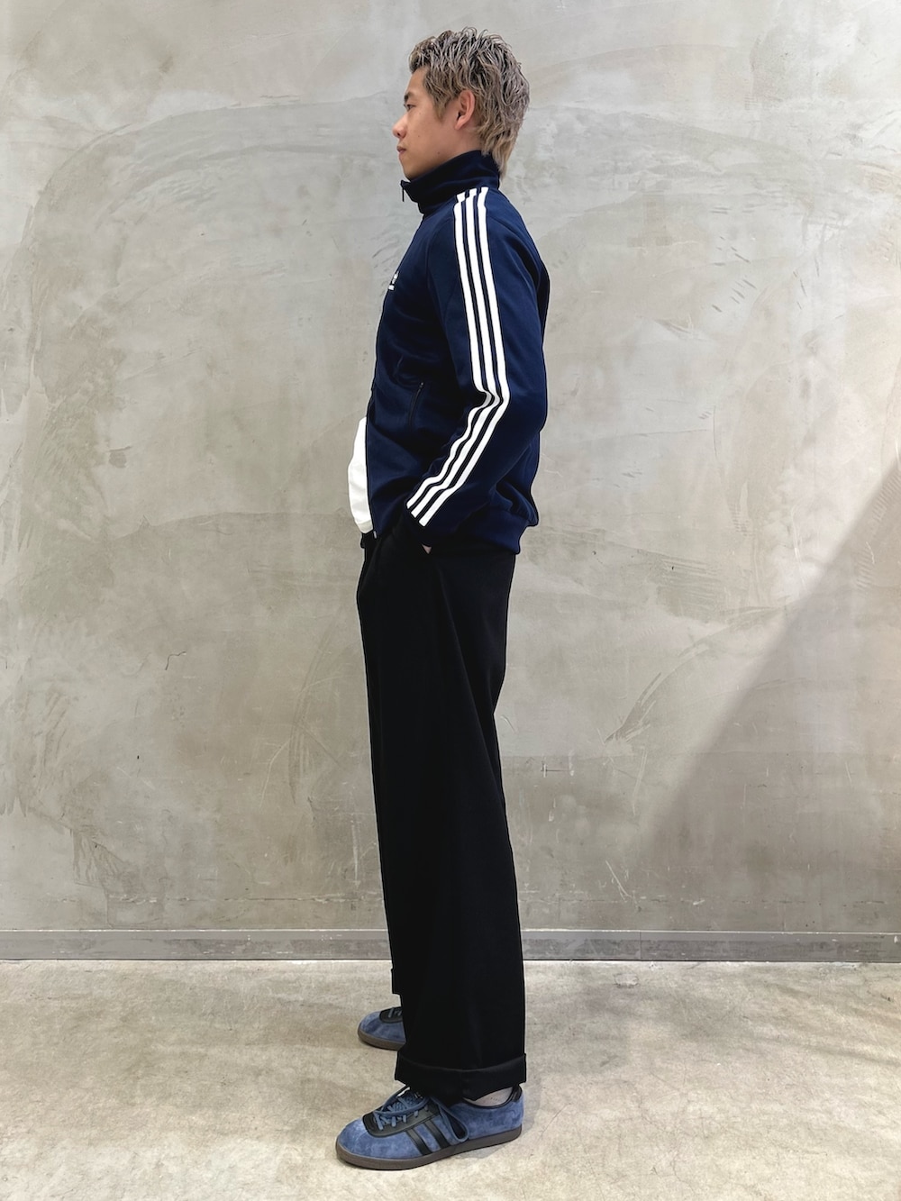 「スニーカー、ジャケット、adidas、ジャージ、アディダス、ロンドン、adidas originals、トラックジャケット、ベッケンバウアー、アディカラー」｜「adidasのアディカラー クラシックス ベッケンバウアー トラックトップ（ジャージ）（ジャージ、ブルー系）」を使った、TMさん（メンズ・180cm）の春コーディネートの6枚目の写真