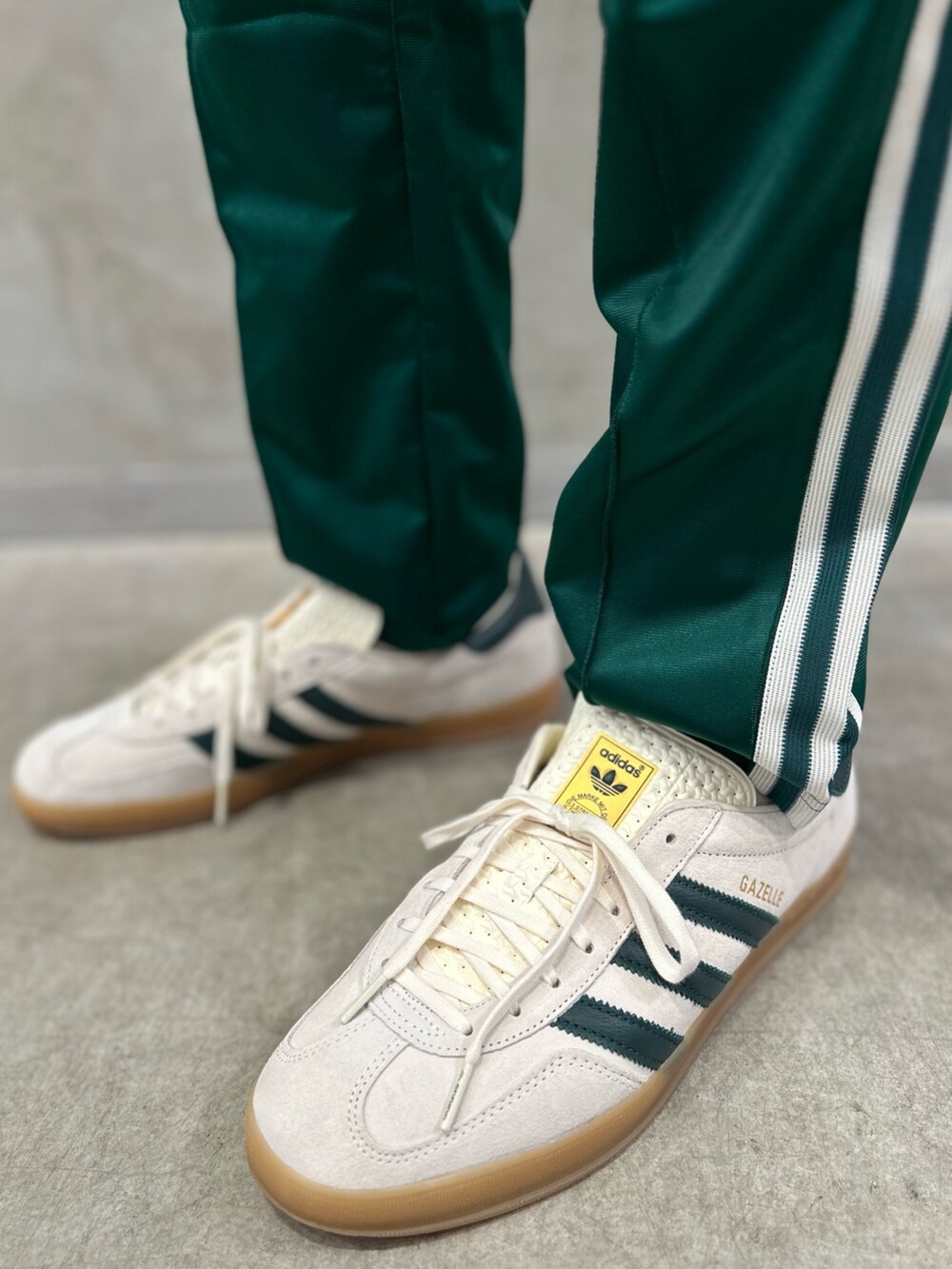 グレー系のポロシャツ、ホワイト系のトップス、グリーン系のスウェットパンツを着用したメンズの春コーディネートの6枚目の写真