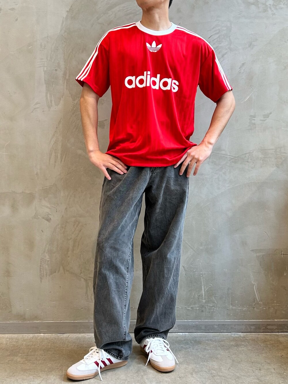 「スニーカー、Tシャツ、adidas、アディダス、adidas originals、アディダスオリジナルス、半袖Ｔシャツ、サンバ、アディカラー」｜「adidasのアディカラー 半袖Tシャツ（Tシャツ/カットソー、レッド系）」を使った、TMさん（メンズ・180cm）の春コーディネートの2枚目の写真
