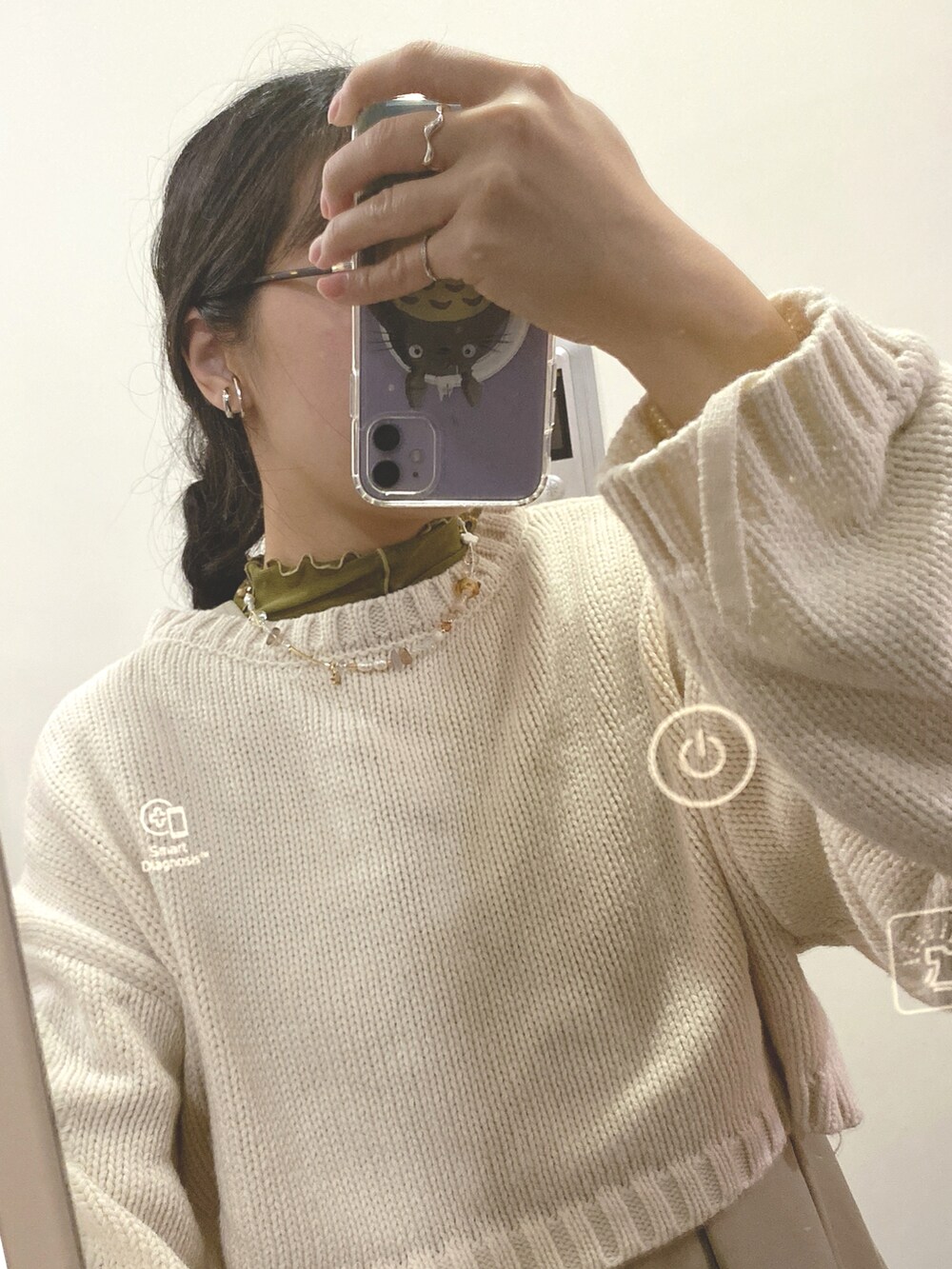 グリーン系のTシャツ/カットソー、ホワイト系のニット/セーター、ベージュ系のワンピース/ドレスを着用したレディースの冬コーディネートの2枚目の写真