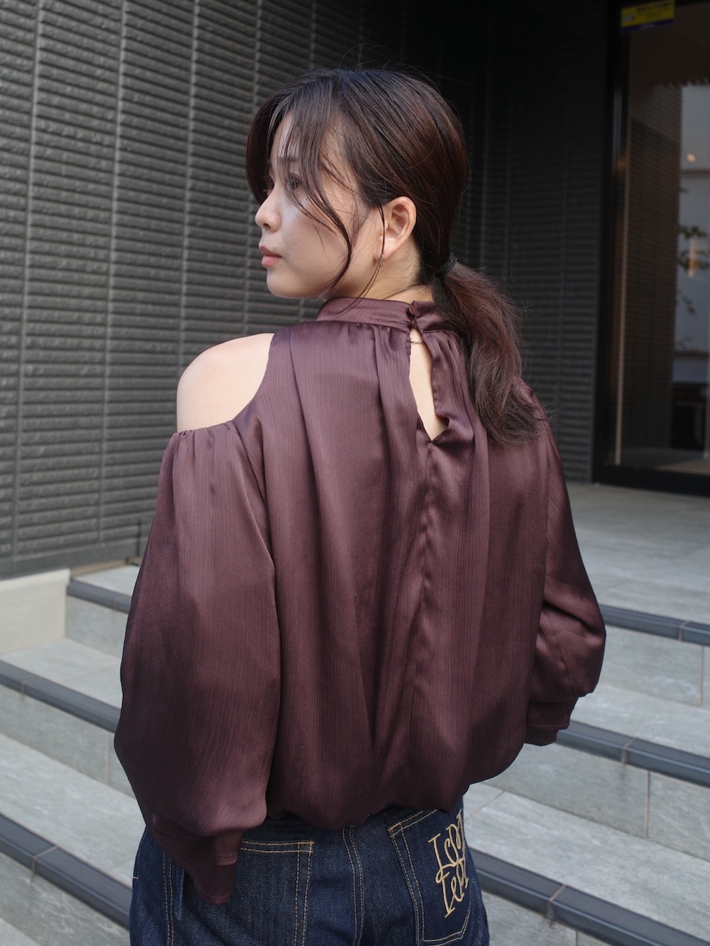 ブラウン系のシャツ/ブラウス、ブルー系のデニムパンツ、ブラック系のその他アウターを着用したレディースの夏コーディネートの4枚目の写真