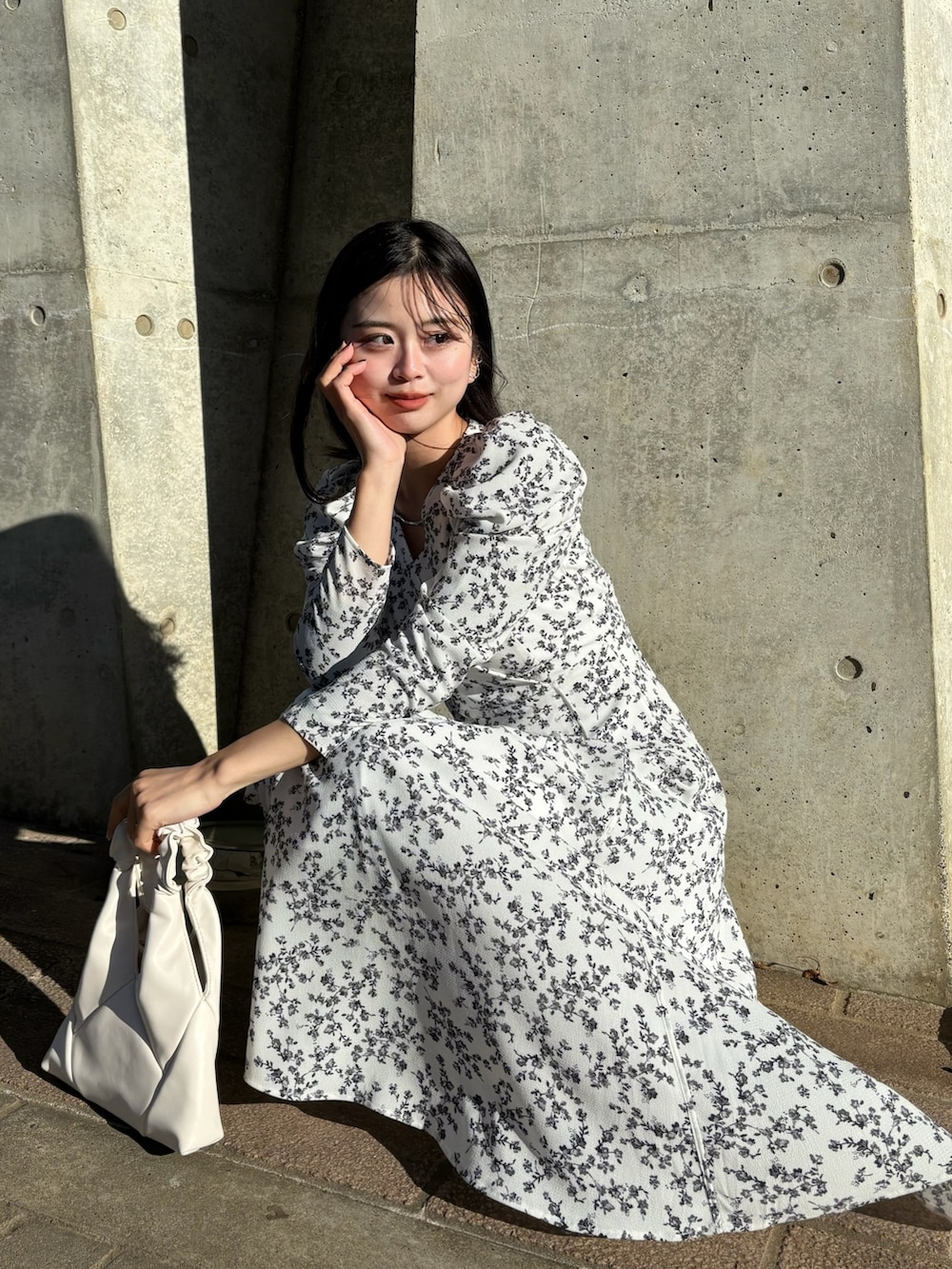 ホワイト系のワンピースを着用したレディースの冬コーディネートの4枚目の写真